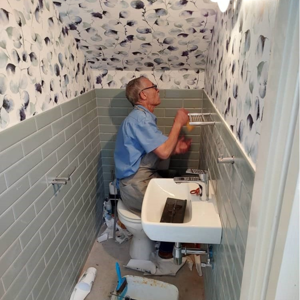Decorating guest toilet with wallpaper